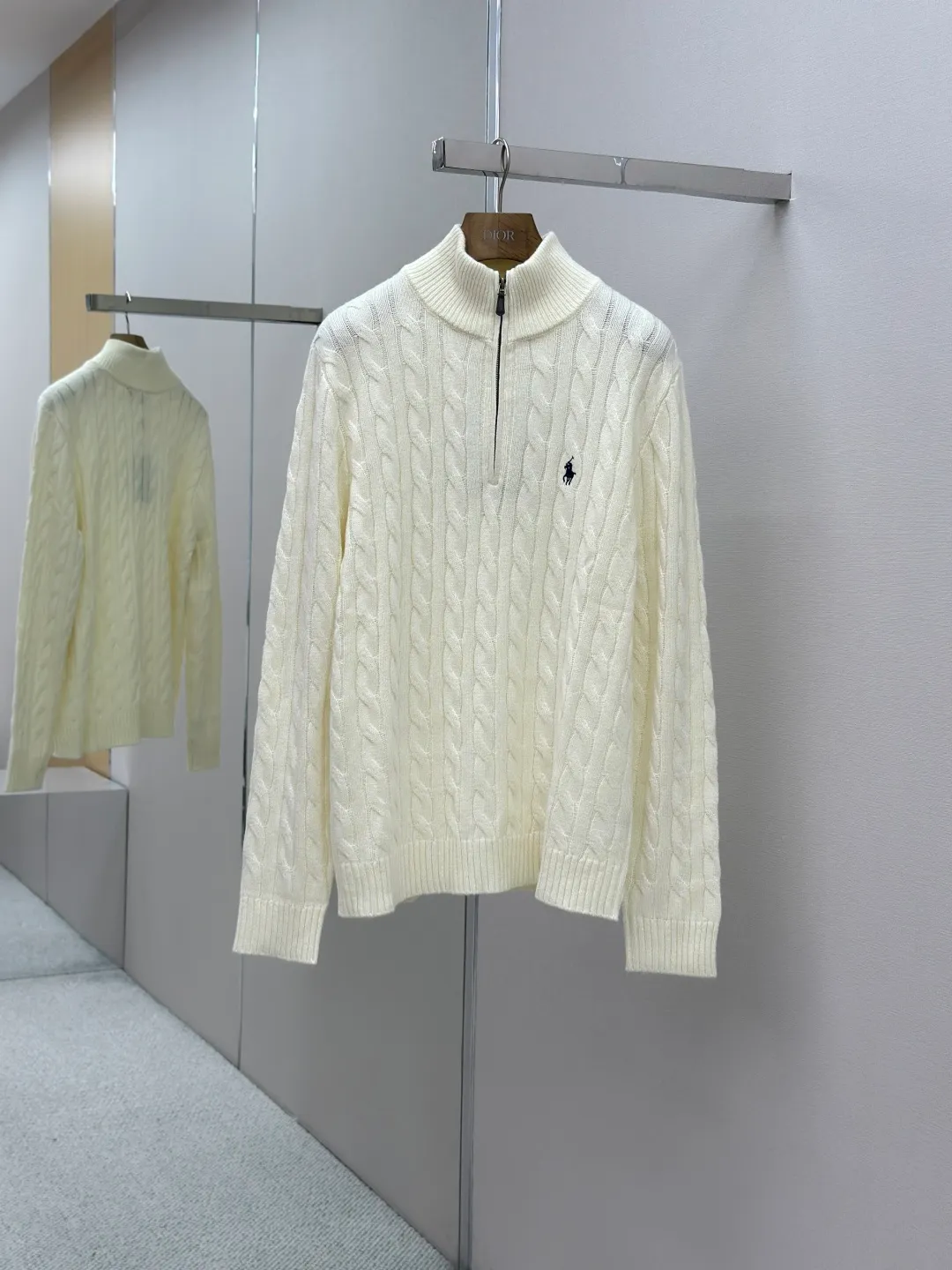 P430 Ralph Lauren 25FW cable-knitted half-zip sweater. Made of custom-woven cotton cable-knit thick-knit wool. It has a fine texture and is comfortable and close to the skin. It is mainly made of pure snowy off-white color and demonstrates silent elegance. The classic cable-knitted structural design injects soul. The arrangement is precise and orderly. The exquisite pony logo is embellished with it. It has an atmosphere of freedom and vitality. It is highly recognizable. The zipper half-high collar design has just the right sense of gorgeousness. It interprets high-end style with unique details. Adhere to the eternal elegance and taste. Process 1: Adopt imported machine embroidery technology. Use advanced computer control systems and precision mechanical components to achieve iconic pony embroidery operations with high precision and smooth and delicate lines. Process 2: Three-dimensional cable weaving. Through clever shifting and interweaving of coils, adjacent coils are cross-shifted to form a twisting effect of cable ties. The lines are smooth and regular. Time-consuming and laborious. Process 3: Garment washing water is added to soften and deodorize the process. Professional washing equipment and specific detergents are used. Deep clean and deodorize clothes Improve the feel and appearance of clothes Accessories: Customized Ralph Lauren zippers Customized leather lanyard Customized Ralph Lauren logo Fit: Fitted Fit Size: S M L XL